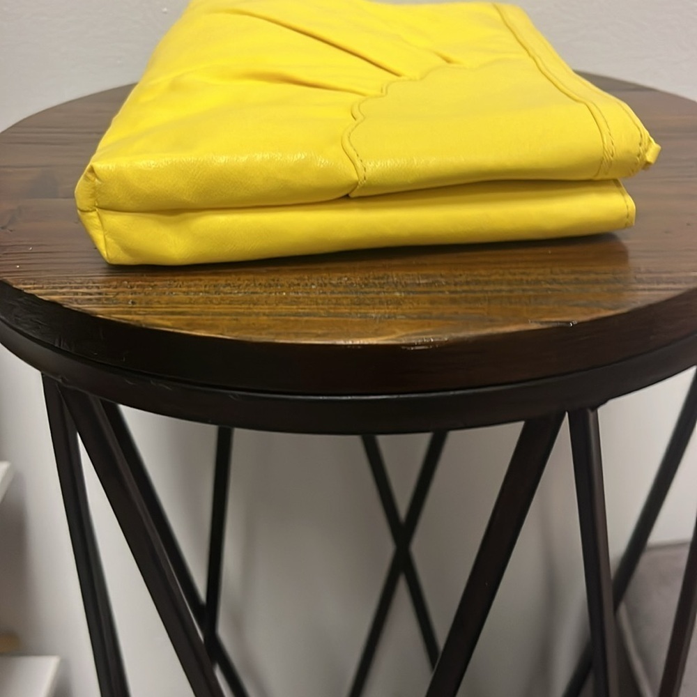 NWT YELLOW VEGAN CLUTCH with detachable crossbody strap - Picture 5 of 8